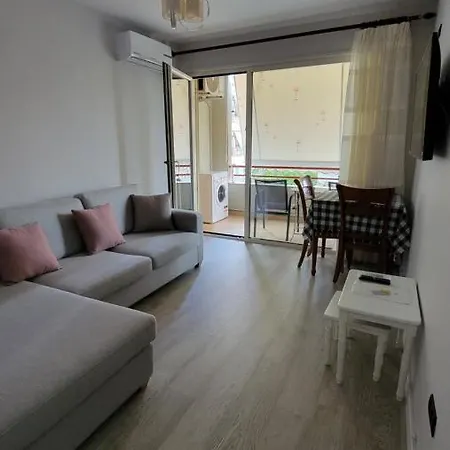 Green Studio Apartment *