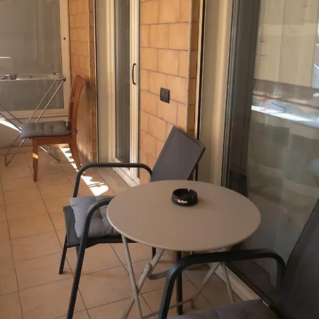 アパート Green Studio Apartment ティラナ